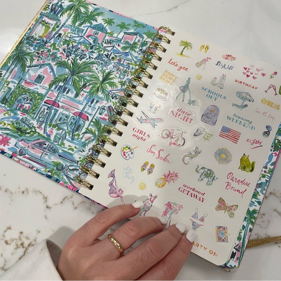 π Lilly Pulitzer Daily Planner 23-24, Large Agenda Hardcover! - Picture 10 of 14